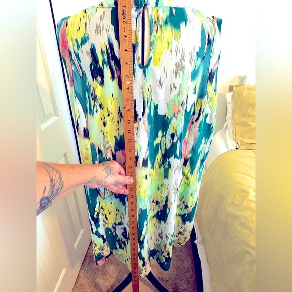 Plus size, high-low, green & white, brushstroke pattern, v-neck tunic. - Picture 5 of 8